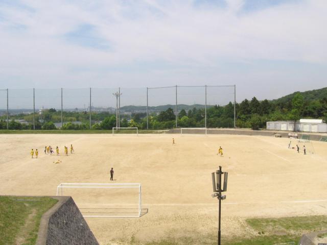 足球鞋踩平地,踢一次足球选鞋