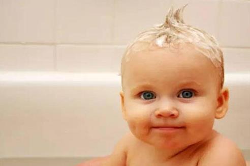 两个月的宝宝囟门碰了怎么办,两个月婴儿囟门撞红了怎么办