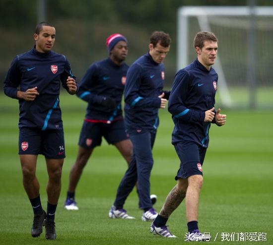 足球运动员为什么喜欢双手叉腰,足球运动员跑步姿势