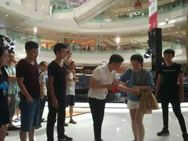 鎴愰兘宸磋渶绗戞槦婕斿嚭,鎴愰兘宸磋渶鏄庢槦