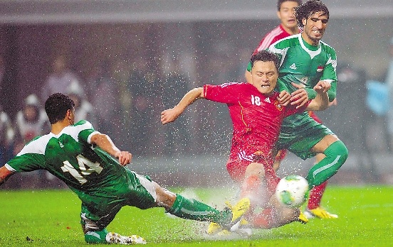 足球鞋踩平地,踢一次足球选鞋