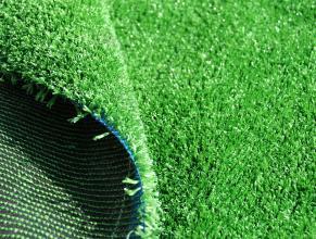 足球鞋踩平地,踢一次足球选鞋