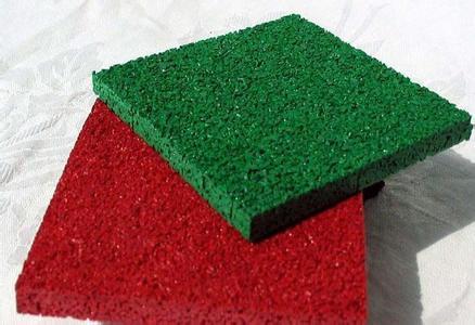 足球鞋踩平地,踢一次足球选鞋