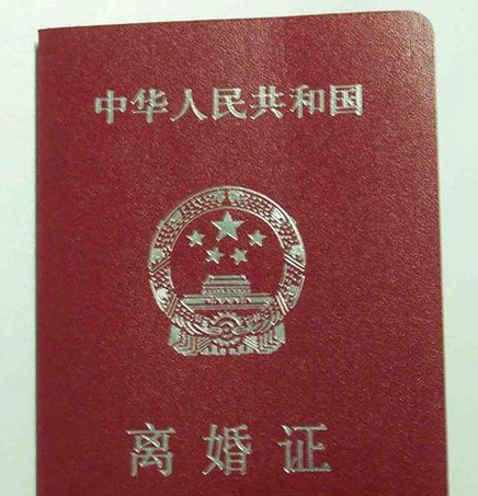 大学生嫁给一个摆地摊的小伙子,大学生娶了一个摆摊的女孩