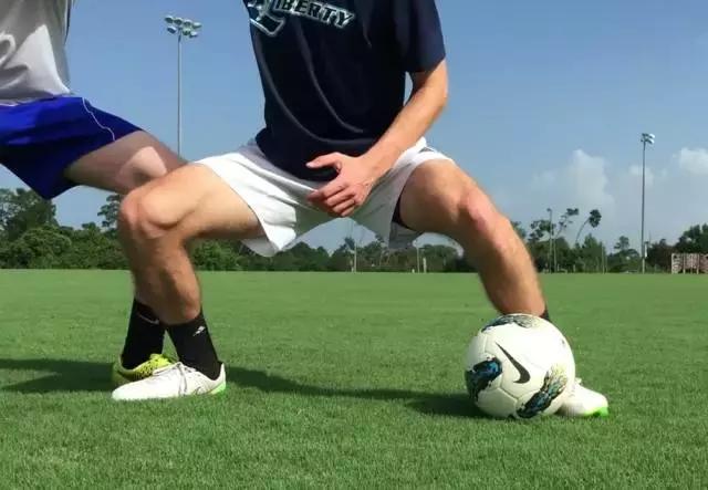 如何像范戴克一样防守,亨利护球动作大全