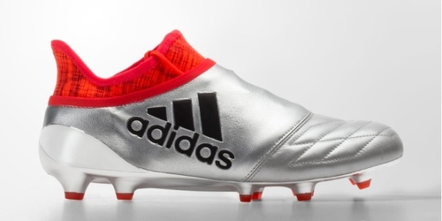 足球鞋踩平地,踢一次足球选鞋