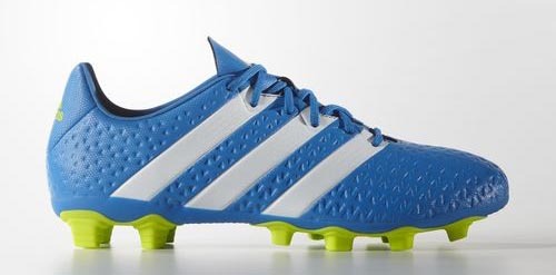 足球鞋踩平地,踢一次足球选鞋