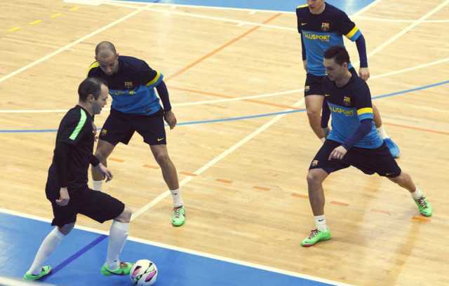 足球鞋踩平地,踢一次足球选鞋