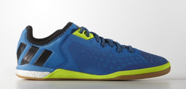 足球鞋踩平地,踢一次足球选鞋