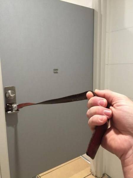 厕所门锁坏了维修,门锁坏了又想上厕所