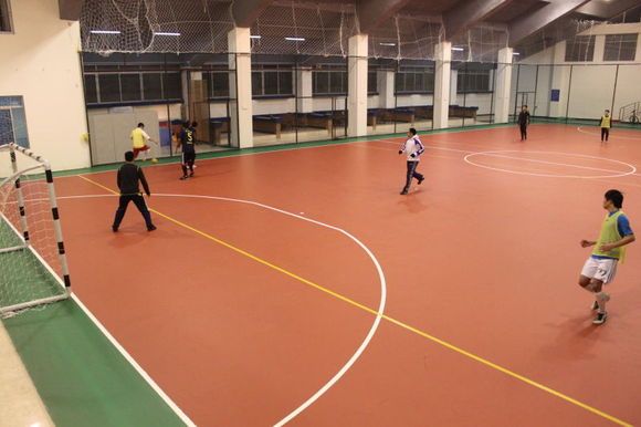 足球鞋踩平地,踢一次足球选鞋