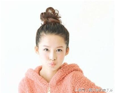 适合国字脸女人味发型,50-60岁国字脸女性适合中短的发型