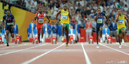 足球运动员为什么喜欢双手叉腰,足球运动员跑步姿势