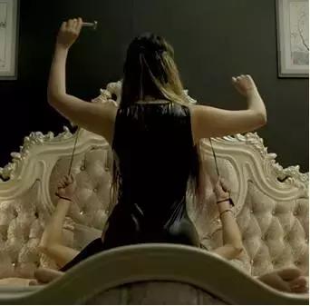 “微微一笑”头号嫌犯七夕露马脚：蒙面少女酒店花式抖S