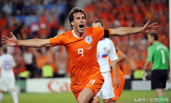 这件亮眼的红心球衣标志着荷兰中锋梦工厂