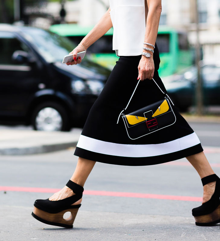 fendi小怪兽彩色挎包多少钱,fendi小怪兽包夏天背还是冬天