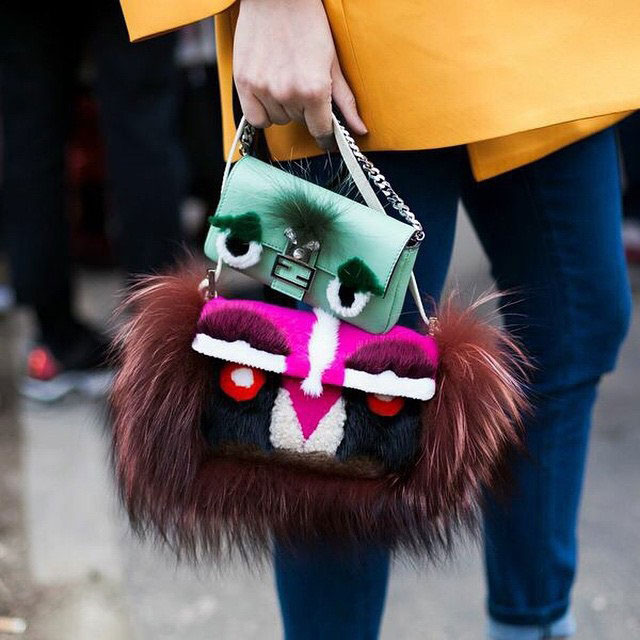 fendi小怪兽彩色挎包多少钱,fendi小怪兽包夏天背还是冬天