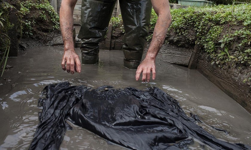 把衣服放泥里滚？来看看visvim真正的泥染过程