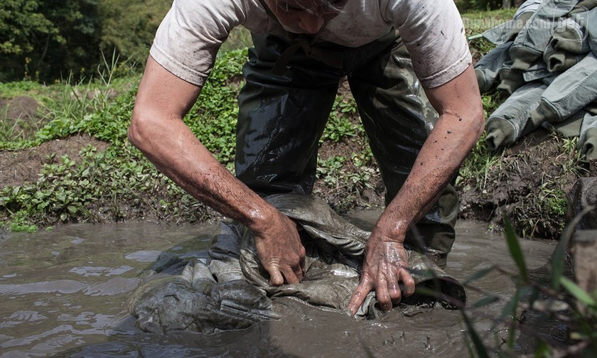 把衣服放泥里滚？来看看visvim真正的泥染过程