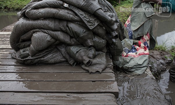 把衣服放泥里滚？来看看visvim真正的泥染过程