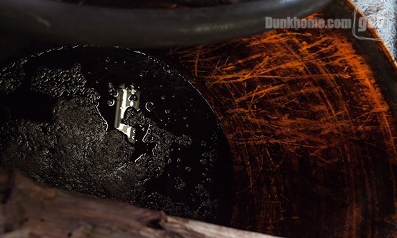 把衣服放泥里滚？来看看visvim真正的泥染过程