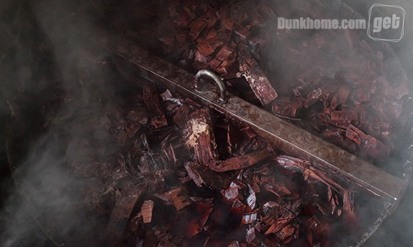 把衣服放泥里滚？来看看visvim真正的泥染过程