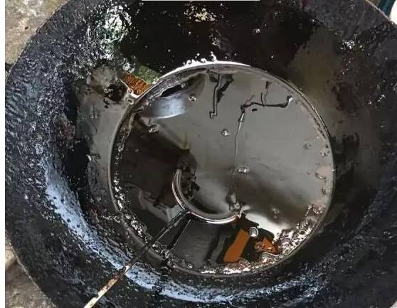 敷了黑面膜的猪头肉光溜溜没毛，看起来干净，实则看完你还敢吃吗？