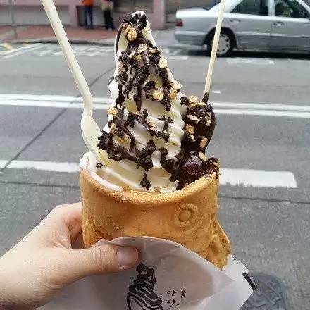 鸡蛋仔和冰淇淋的搭配,冰激凌鸡蛋仔正确吃法