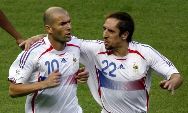 踢足球的男人适合谈恋爱吗,为什么要跟踢足球的男生谈恋爱