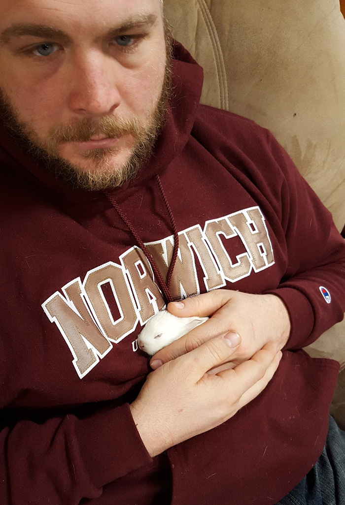 兔子会自杀结束痛苦？美国农场主用“滑板轮椅”拯救了残疾小兔子