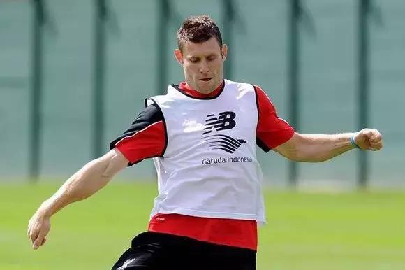 队长袖标戴在胳膊上舒服吗,怎么才能戴上队长袖标