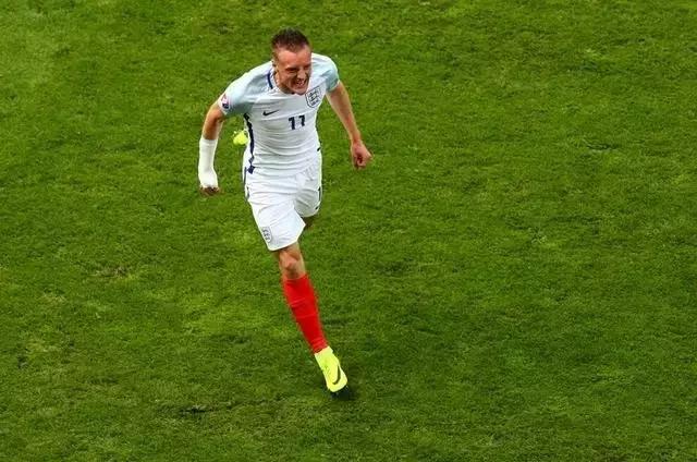 队长袖标戴在胳膊上舒服吗,怎么才能戴上队长袖标