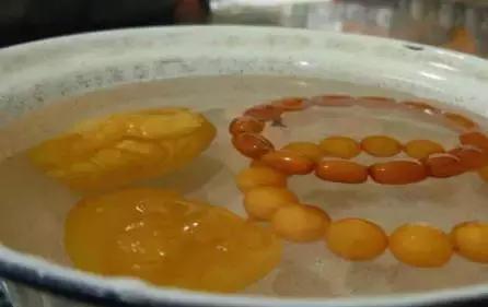 最简单直接的鉴别蜜蜡真假的方法,欧洲回流深红色老蜜蜡的鉴别方法