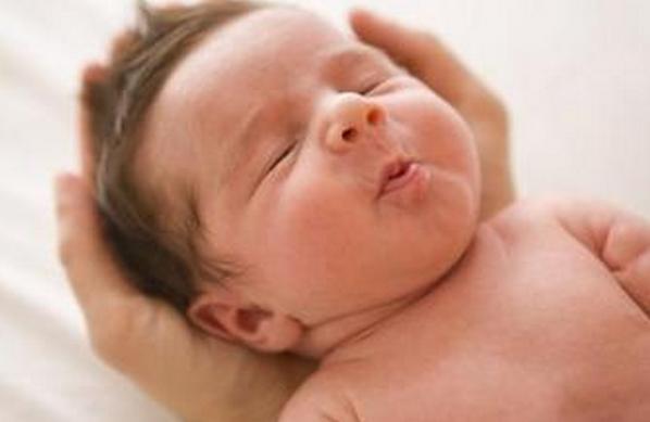 新生儿呕吐绿色粘液是什么原因,新生儿呕吐的原因以及怎样解决