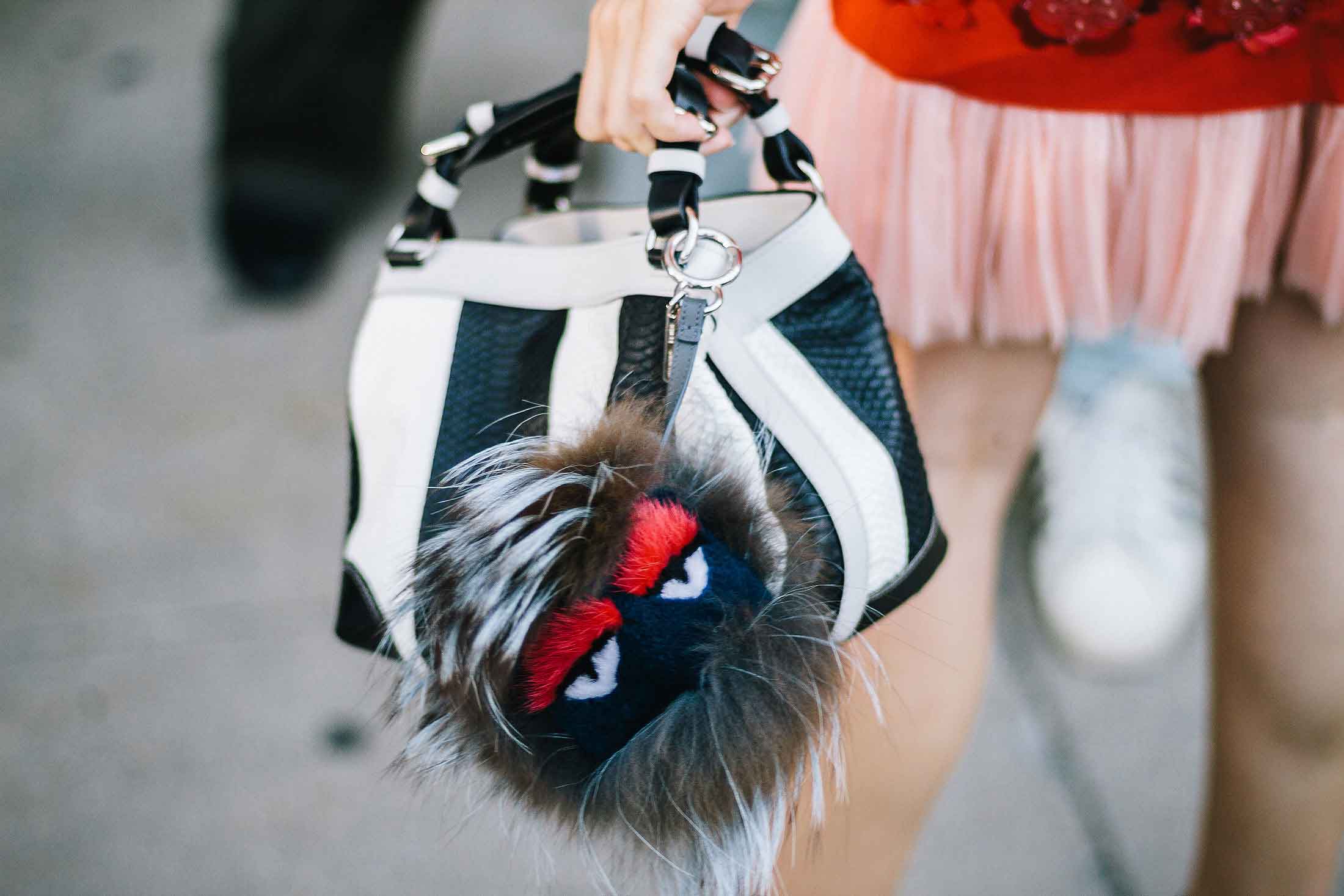 fendi小怪兽彩色挎包多少钱,fendi小怪兽包夏天背还是冬天