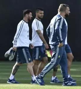 队长袖标戴在胳膊上舒服吗,怎么才能戴上队长袖标