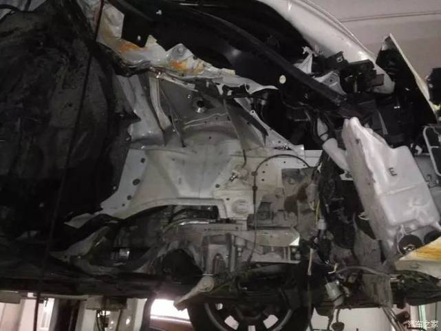为啥不能劳累驾驶？新车撞报废算轻的，还好能捡回一条命！