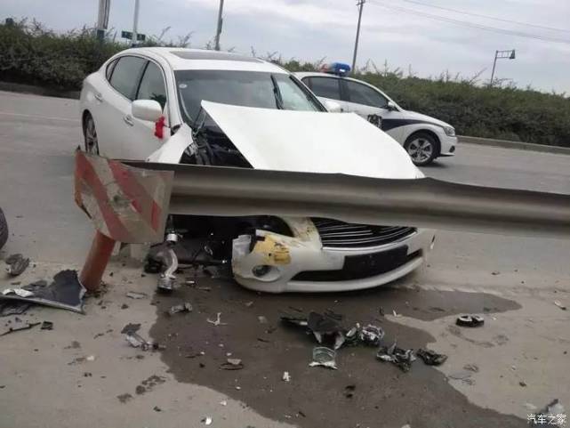 为啥不能劳累驾驶？新车撞报废算轻的，还好能捡回一条命！