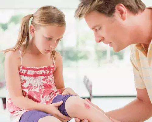 酒精、碘酒、碘伏，擦伤后到底怎么选？90%的妈妈都错了