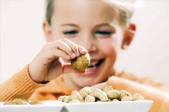 异物呛咳处理,异物卡喉的急救方法幼儿