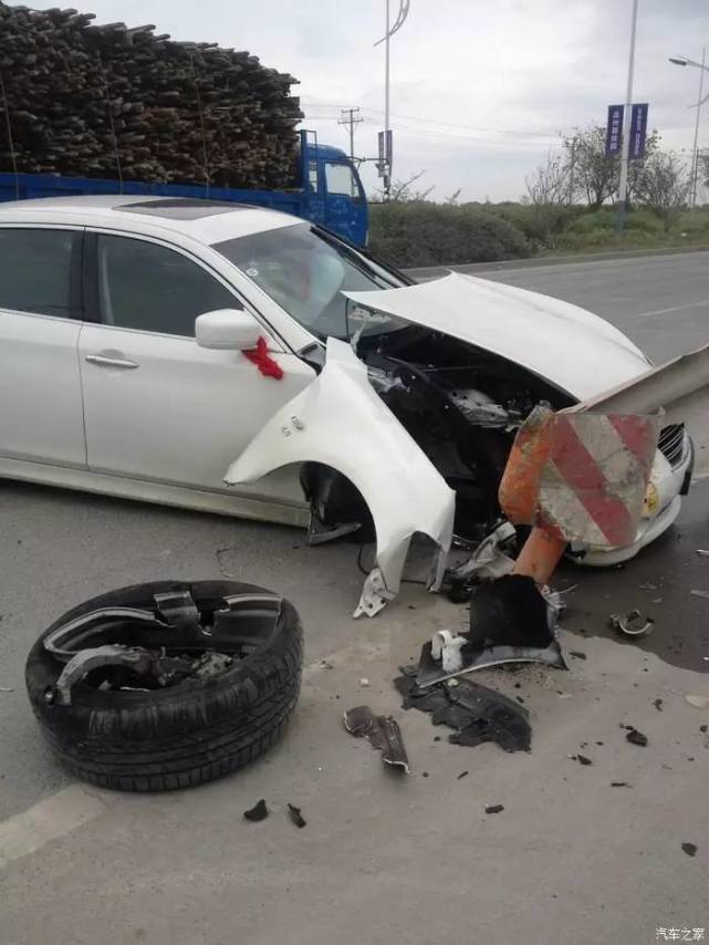 为啥不能劳累驾驶？新车撞报废算轻的，还好能捡回一条命！