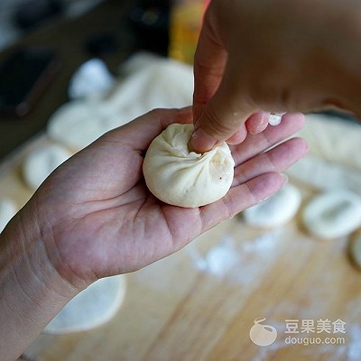 鲜汁四溢的小笼汤包——附详细包子手法图