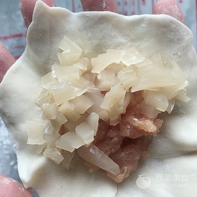 鲜汁四溢的小笼汤包——附详细包子手法图