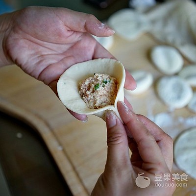 鲜汁四溢的小笼汤包——附详细包子手法图