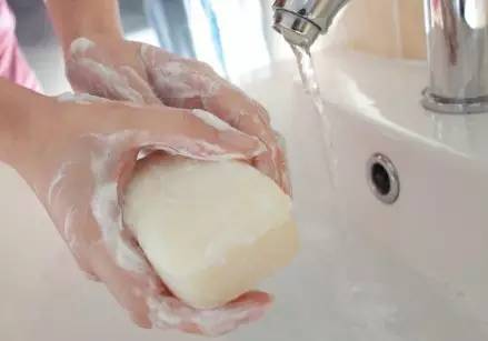 额头上疯狂冒痘是怎么回事,额头狂冒痘