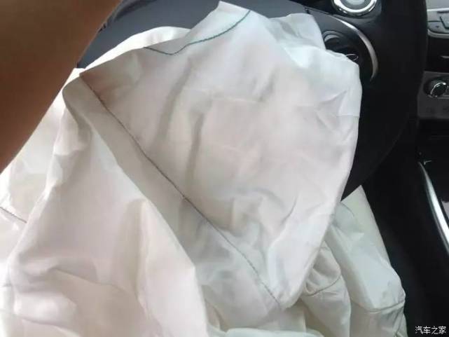 为啥不能劳累驾驶？新车撞报废算轻的，还好能捡回一条命！