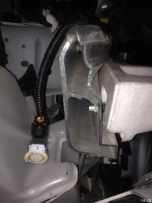 为啥不能劳累驾驶？新车撞报废算轻的，还好能捡回一条命！