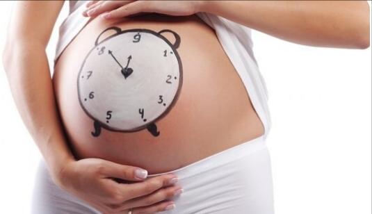 孕晚期随时可能临产，适时去医院很关键，警惕这4点！