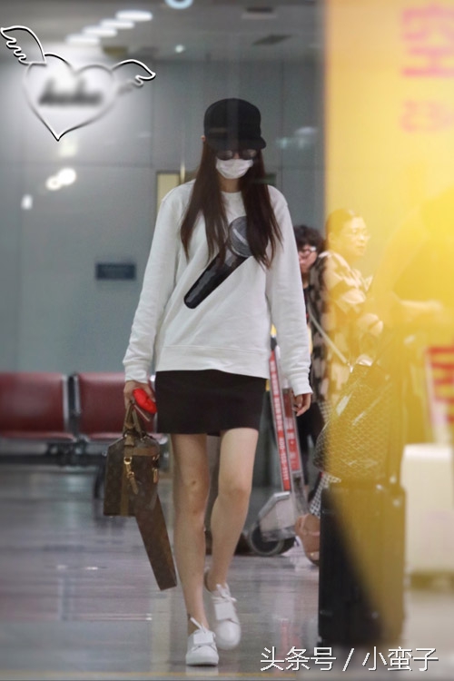 唐嫣机场卫衣搭风衣,唐嫣穿卫衣变运动系