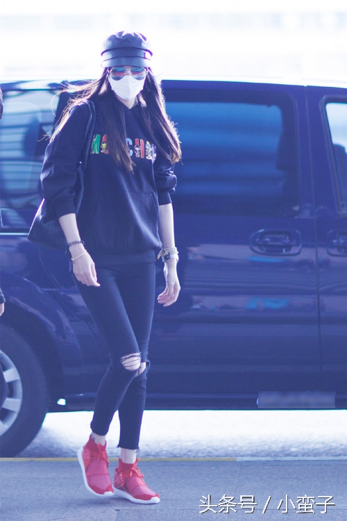 唐嫣机场卫衣搭风衣,唐嫣穿卫衣变运动系